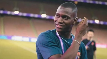 مدير كرة الأهلي يتباحث مع أليو ديانج حول احتمالات رحيله وتأثيرها على الفريق